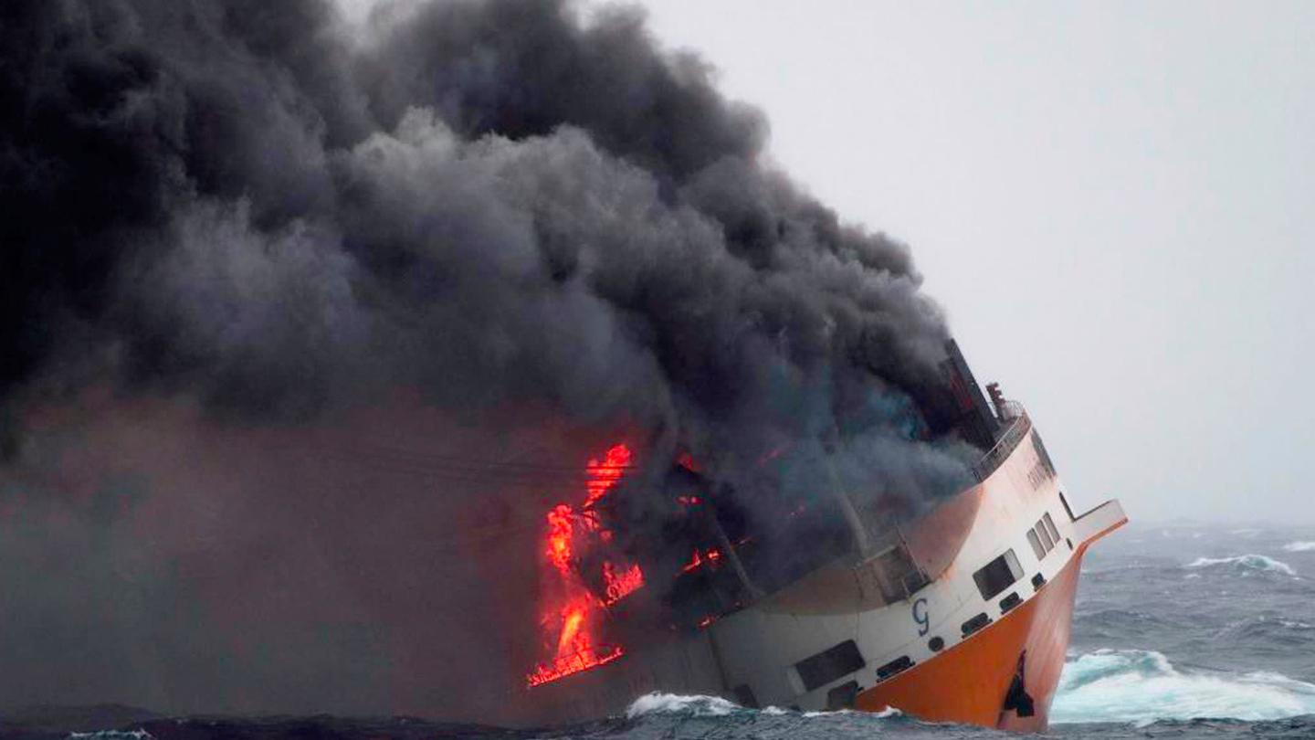 se hunde carguero con super deportivos