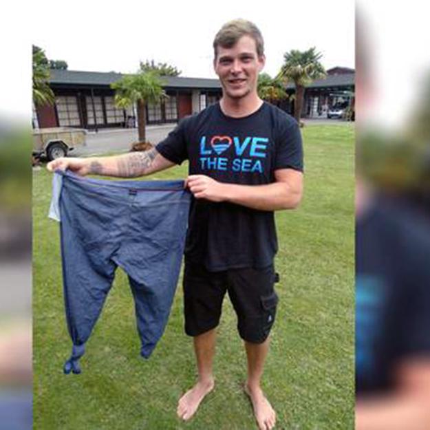 hombre sobrevive horas perdido mar utiliza pantalones para flotar